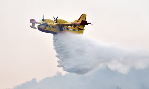 Dva kanadera i danas gase požar kod Knina