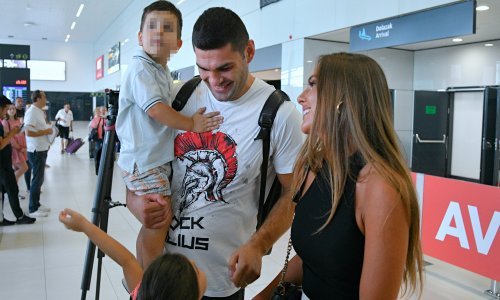 Filipa Hrgovića dočekala prelijepa supruga Marinela koja nije skidala osmijeh s lica