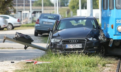 [FOTO/VIDEO] Krš i lom u Zagrebu! Automobil potpuno uništen nakon sudara s tramvajem