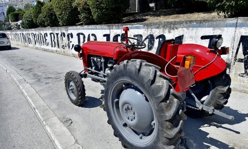 Traktor osvanuo u Vukovarskoj ulici u Splitu. Je li i ovo odgovor srpskim Delijama?