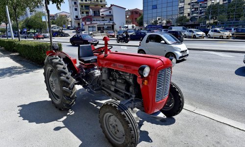 U zoru pijan sletio automobilom u kanal; nekoliko sati kasnije sjeo na traktor i zaradio kaznu od 24.900 kuna