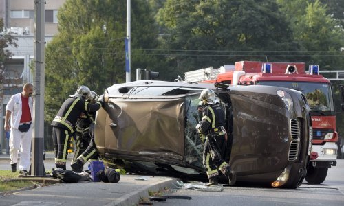 [FOTO] Teška prometna nesreća na Vukovarskoj ulici u Zagrebu, automobil završio na boku