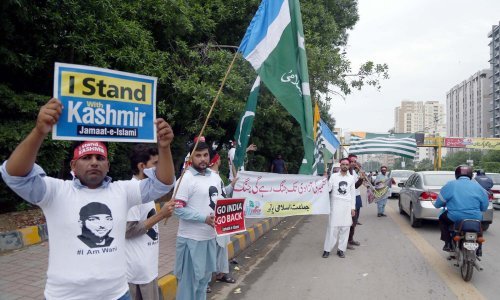 Deseci tisuća Pakistanaca na protuindijskim prosvjedima zbog Kašmira