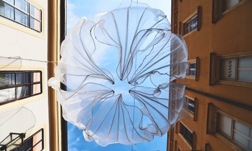 U središtu Zagreba 'procvjetala' golema skulptura od svile