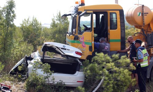 [FOTO/VIDEO] Teška prometna nesreća kod Vodica; jedna osoba smrtno stradala nakon što je kamion potpuno smrskao automobil