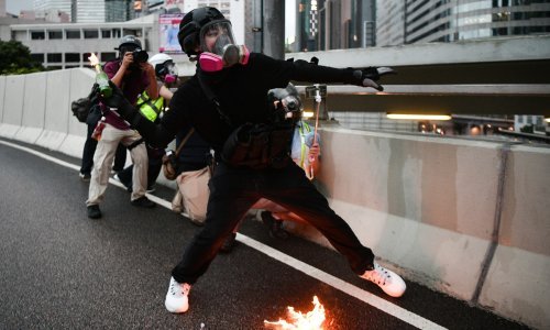 Ulični rat u Hong Kongu - na molotovljeve koktele policija uzvratila suzavcem i vodenim topovima