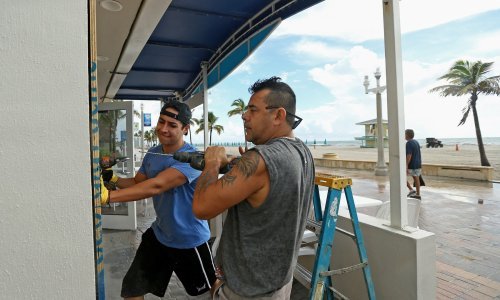 Uragan Dorian prešao u petu kategoriju, očekuj se valovi od šest metara