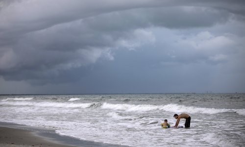 Uragan Dorian oslabio na treću kategoriju, stoji 'nepomičan' kod Bahama