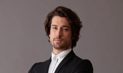 Turski ljepotan iz hit sapunice ne voli da ga se naziva zavodnikom,  smatra se 'običnim' dečkom