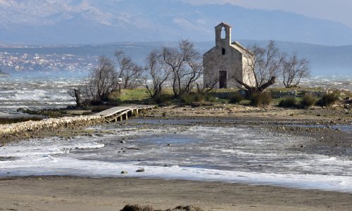 Muškarac iz Knina na plaži u Posedarju vikao 'Ovo je Srbija!', kupačima govorio da su ustaše pa vrijeđao policiju