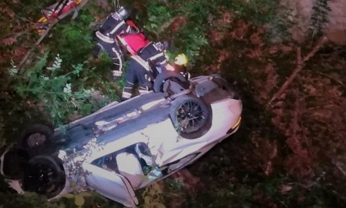 [FOTO] Nesreća na Medvednici; automobilom sletio s ceste u provaliju, ozlijeđene spašavali vatrogasci