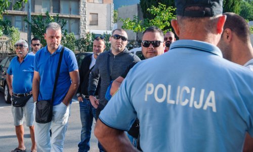 Taksisti okupirali Prekršajni sud u Kaštelima, došli su dati podršku kolegi koji je prije dva mjeseca završio u zatvoru