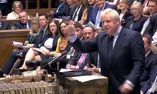 Žestoka svađa u parlamentu: Johnson Corbyna nazvao 'kloriranim piletom', a njegovu ekonomsku politiku 'sranjem'
