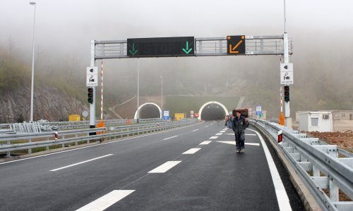 HAK: Oprez na A6, predmet na kolniku!