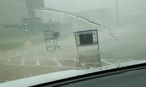 Žena snimila kolica za namirnice u oluji i dala im zabavnu sportsku dimenziju