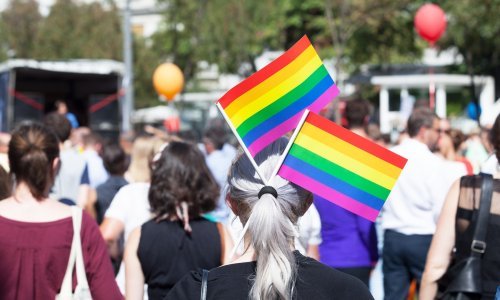 Sarajevo uoči prvog Pridea: Uz plakate 'našminkanog' američkog veleposlanika ispisano 'Gay is not OK'