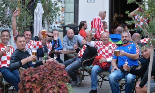 Sve spremno za jednu od ključnih utakmica Hrvatske u kvalifikacijama; navijači u velikom broju stižu u središte grada