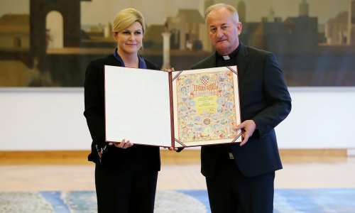 Katolički vjernici vezani su uz marijanska svetišta, povelje im je dodijelila i predsjednica