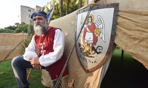 [FOTO] Šibenik se na nekoliko dana vratio u srednji vjek: Ulicama zagospodarili žongleri, streličari i vitezovi
