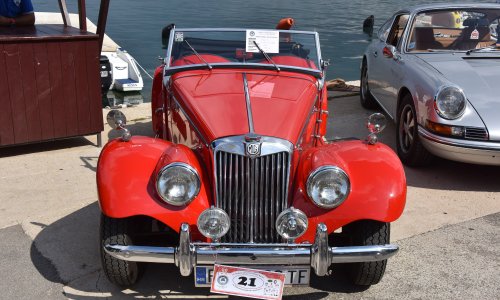 [FOTO] Skupocjeni oldtimeri preplavili ulice Umaga, pronađite svog favorita