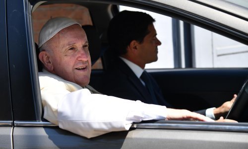 Papa Franjo optužuje kritičare da mu zabijaju nož u leđa