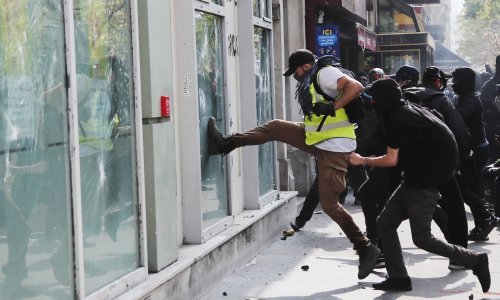 Iako ih je manje, 'žuti prsluci' okupirali francuske gradove, uslijedio vandalizam i privođenja