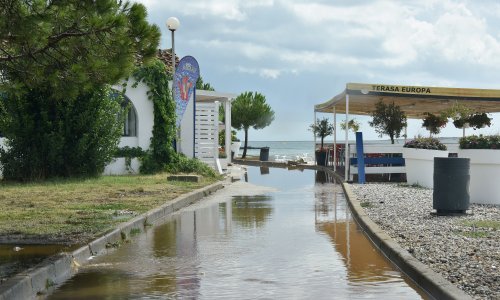 [FOTO/VIDEO] Nevrijeme pomelo Istru: Medulin pod vodom, u Rovinju vjetar oštetio krovove