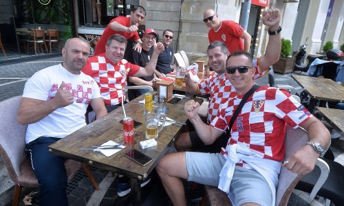 Pogledajte nasmijane hrvatske navijače na ulicama Bakua uoči dvoboja s Azerbajdžanom