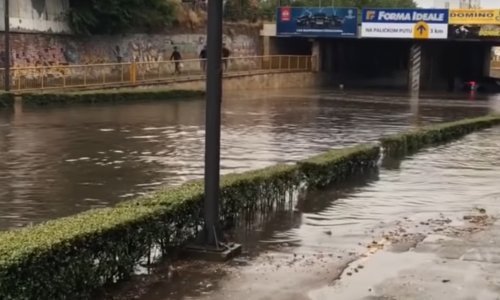 [VIDEO] Olujno nevrijeme u Subotici: Vatrogasci spašavali putnike iz potopljenog kombija