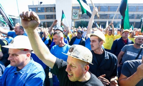 [FOTO] Oko 500 rudara stiglo na prosvjed u Sarajevu; ne udovolje li njihovim zahtjevima, provalit će u zgradu vlade