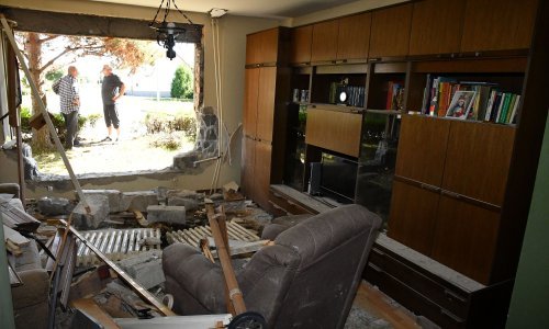 [FOTO/VIDEO] Pijani vozač u bijegu od policije završio u dnevnom boravku obiteljske kuće