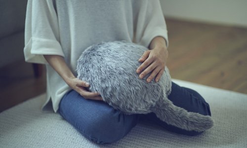 Ovaj neobični terapeutski jastuk ima rep koji zbilja maše