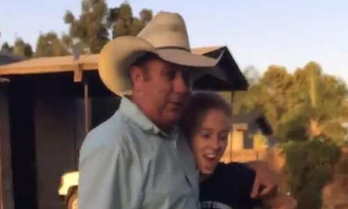 Tata kćeri na duhovit način izrazio nezadovoljstvo dužinom njenih hlačica