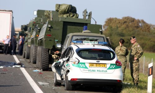 [FOTO] Uznemirujući prizori; na autocesti poginuo vojni policajac koji je bio u pratnji oklopnjaka