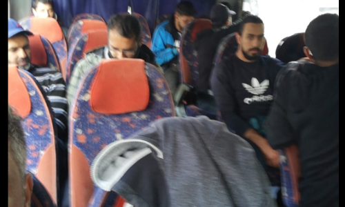 Vozač autobusa migrante preselio na stražnja sjedala: 'Je l' profesorica koja je radila 8 sati treba sad sjediti s njima?'