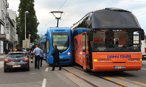 Jutarnji kaos u Zagrebu: U tri sudara slupali se autobus, tramvaj, šest automobila, biciklist i motociklist Hitne