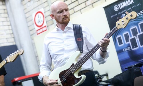 Poslušajte kako svira veleposlanik V. Britanije u BiH-a