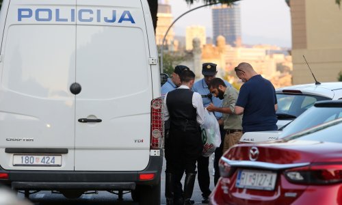 Glumio D'Annunzija pred Guvernerovom palačom, policija osiguravala otvorenje izložbe