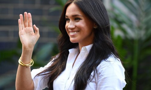 Torba koju je dizajnirala Meghan Markle rasprodana je u rekordnom roku: Na eBayu je preprodaju po tri puta većoj cijeni