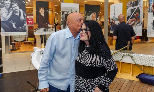 Otvorena izložba obiteljskih fotografija legendarnog pjevača: 'Familija, Vela Luka, more, ribe… Ono što je Oliver živio i volio, ovo je on'