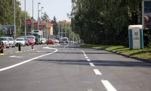[VIDEO] Vozači zaustavljali automobile i grabili novac koji je padao s neba