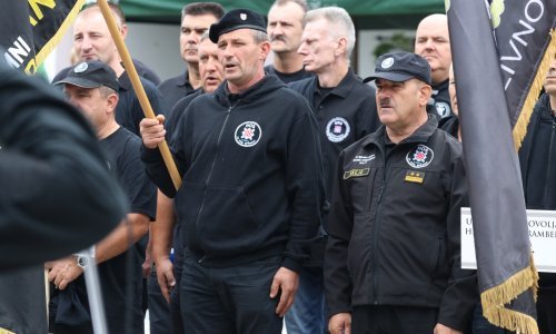HOS-ovci predvođeni famoznim Skejom defilirali Koprivnicom, orilo se 'Za dom spremni'