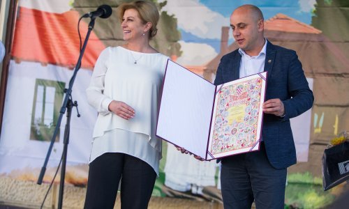 Predsjednica Kolinda Grabar-Kitarović reciklirala već viđenu kombinaciju