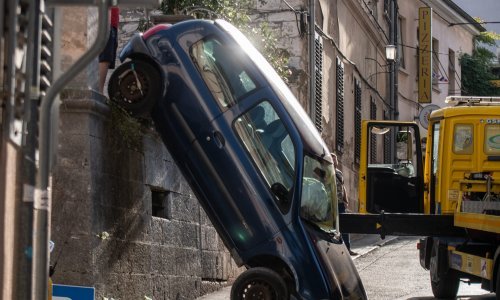 [FOTO] Bizarna nesreća u Puli: Auto sletio na cestu s visine od dva metra, u njemu bili majka i sin