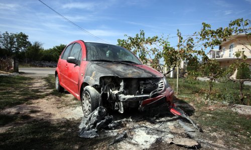 Buknuli požari i progutali Citroen, četiri teretna vozila i tri kontejnera