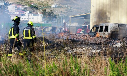 [FOTO/VIDEO] Veliki požar u Splitu: Izgorjelo osam kombija i jedan osobni automobil