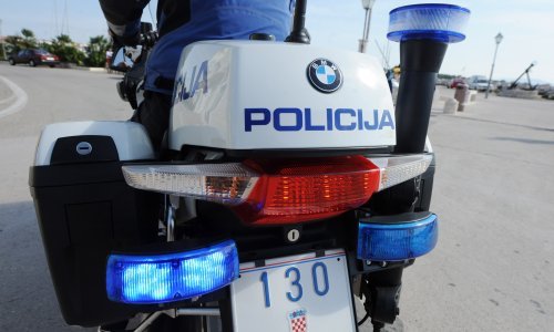 Taksist u Dubrovniku napao policajca pa ga pokušao pregaziti; prešao mu preko stopala i pobjegao