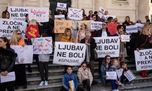 'Protiv suca koji je pustio počinitelje silovanja stegovni postupak te premještanje postupka na drugi sud'