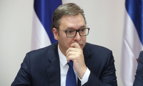 Vučić zbog prosvjeda ulazio na TV na sporedan ulaz, oporba ga optužuje za 'suspenziju države'