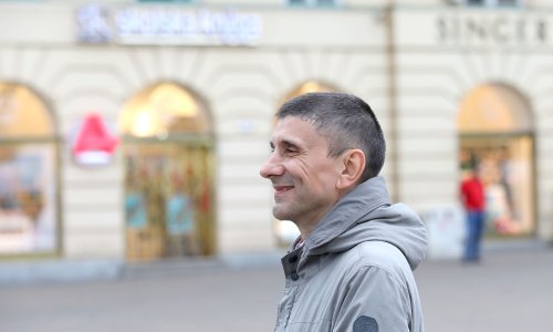 [VIDEO] U tijeku je 24-satno smiješenje Siniše Labrovića na glavnom zagrebačkom trgu